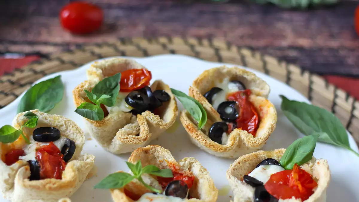 Nids de pain à la mozzarella, tomates et olives : l’apéritif express qui fait toujours sensation