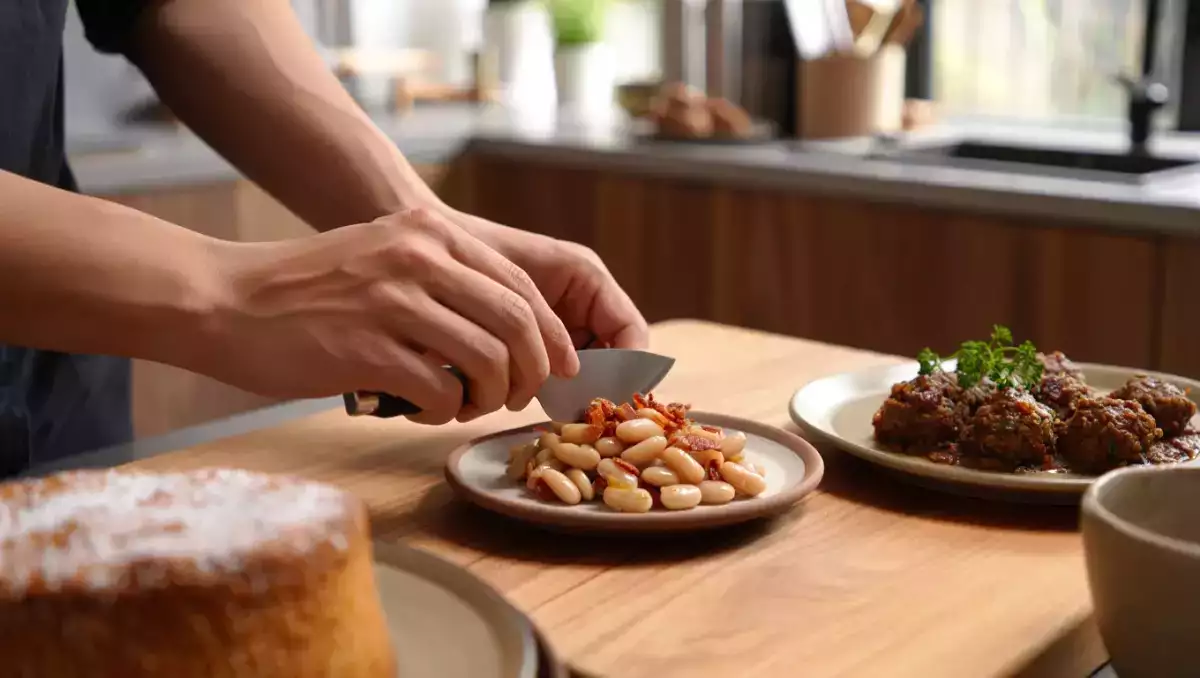 Découvrez le menu du jour du 12 mai : Salade fraîche, tajine parfumé et gâteau aux amandes.