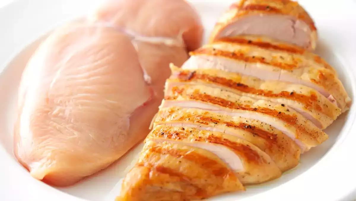 Faut-il congeler le poulet avant ou après cuisson ? L’erreur que beaucoup font sans le savoir