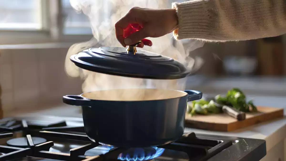 Couvrez-vous toujours vos casseroles ? Découvrez comment cela peut transformer vos plats