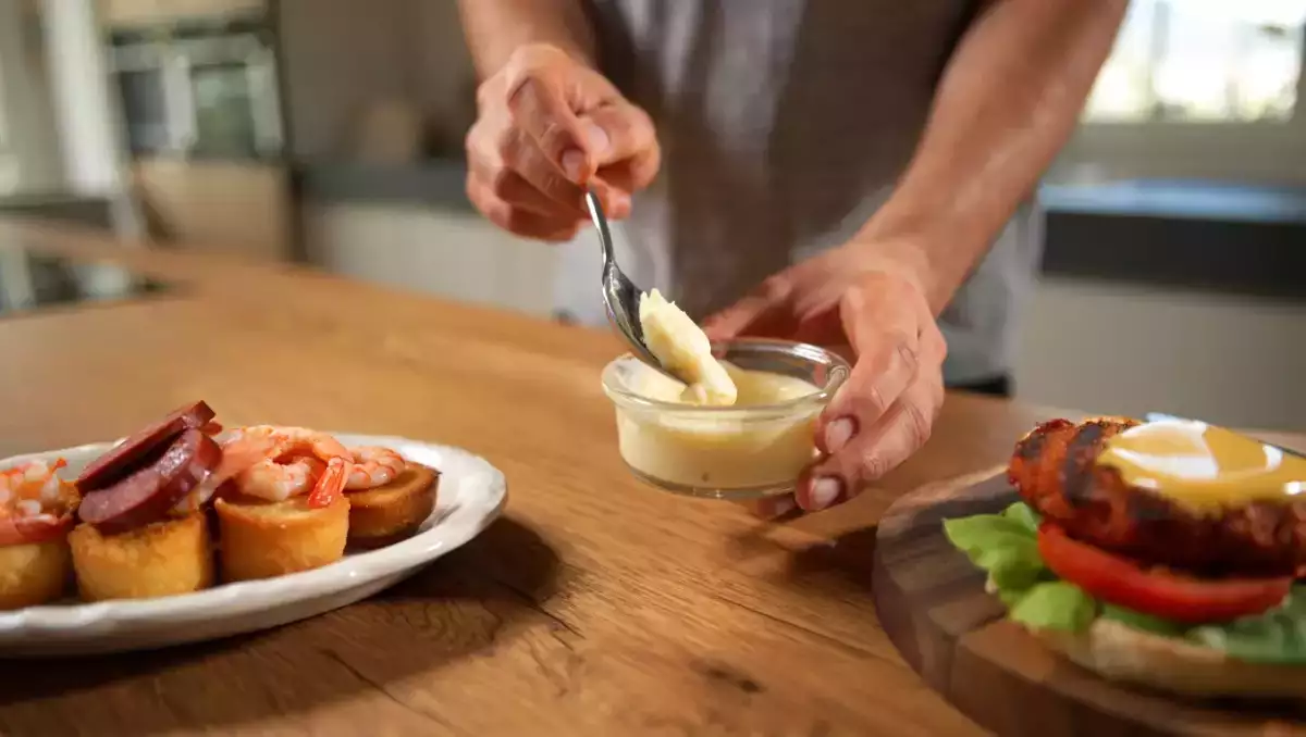 Menu du jour, 6 juin : un mélange savoureux de mini cakes, burger de tomate et flans à la pêche