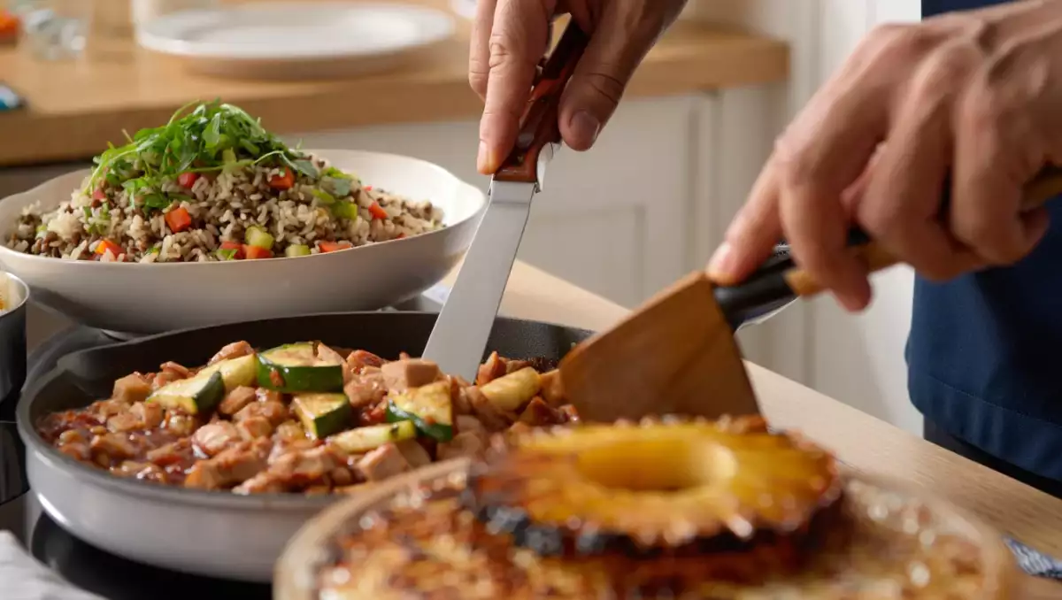 Menu du jour, 19 juin : une journée équilibrée avec salade, sauté de porc et gâteau à l'ananas