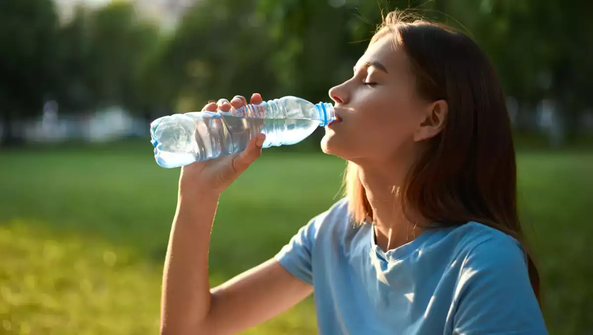 Réutiliser une bouteille d'eau en plastique plusieurs fois : risques, idées reçues et conseils
