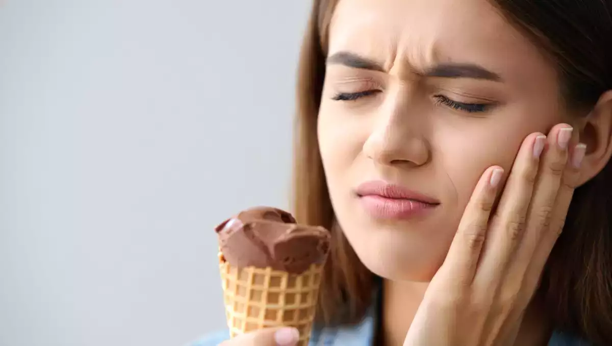 Dents sensibles au froid : quelles astuces maison fonctionnent vraiment pour calmer la douleur ?