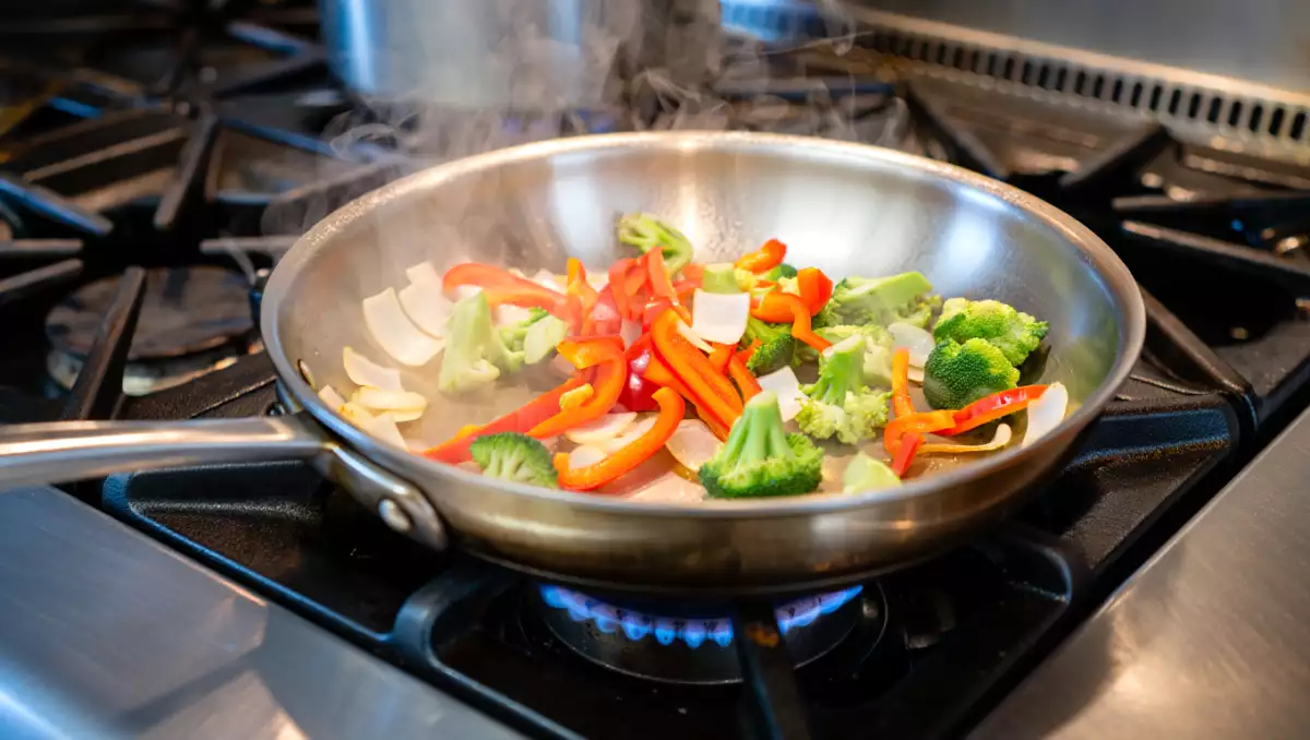 Poêle en inox : l’astuce toute simple pour éviter que les aliments accrochent