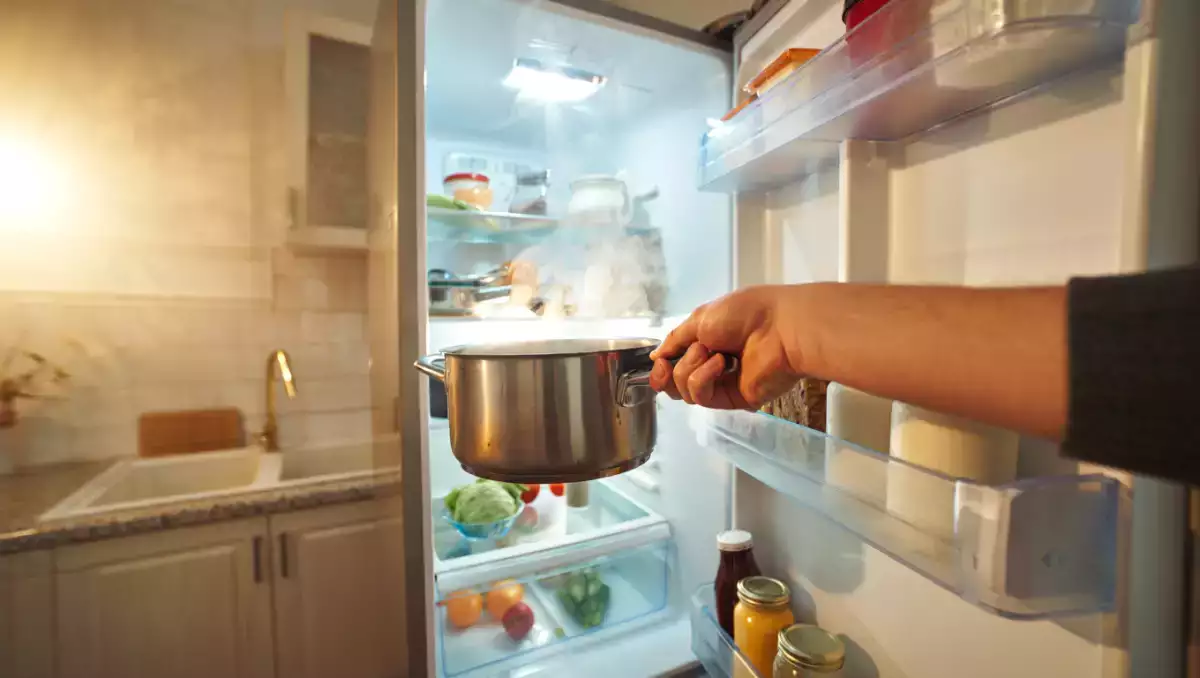 Pourquoi il vaut mieux laisser refroidir une casserole avec des restes avant de la placer au frigo