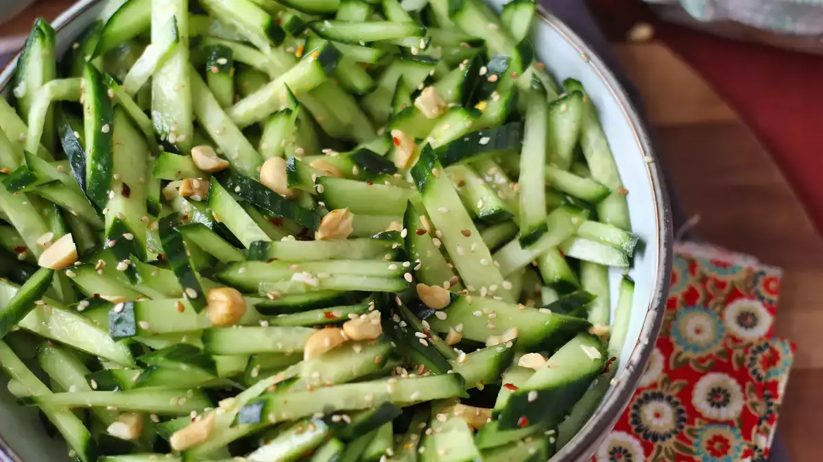 Impossible de s’arrêter d’en manger : cette salade de concombre ultra fraîche et épicée est devenue notre obsession du moment