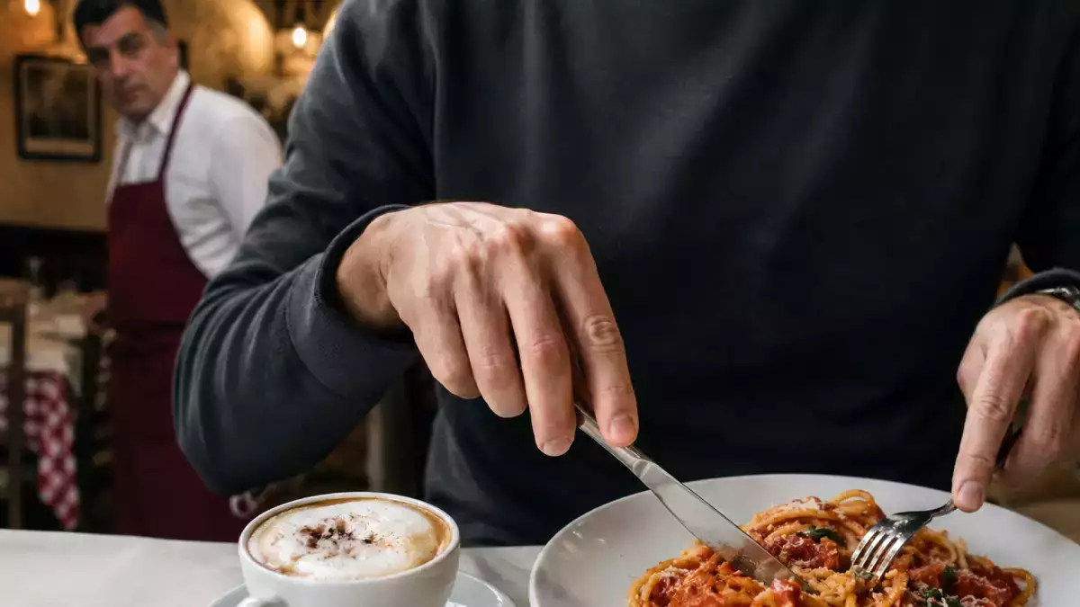 Cappuccino après le déjeuner, pizza à l’ananas… Ce qui fait lever les yeux au ciel chez les Italiens