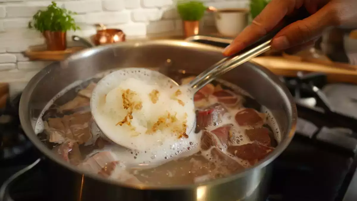 Cette mousse qui apparaît dans votre bouillon est plus utile que vous ne le pensez...