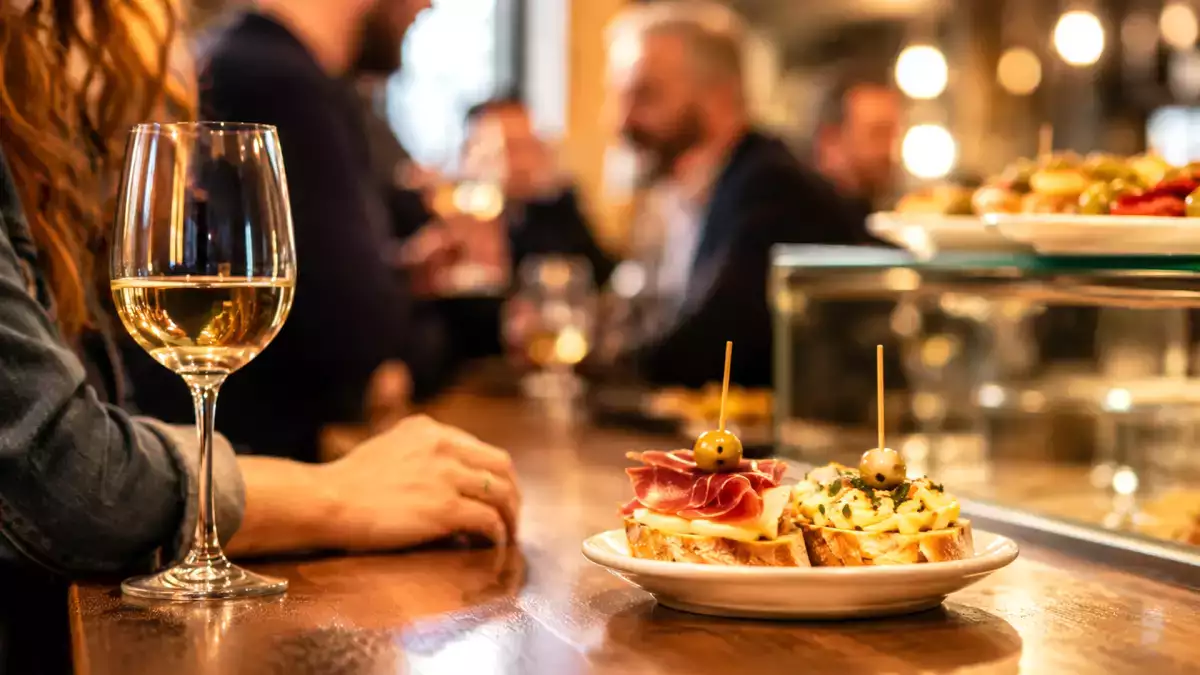 Tapas : qui les a inventées et comment une simple bouchée est devenue une tradition en Espagne