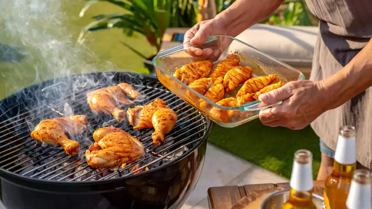 5 marinades qui transforment le poulet au barbecue en un résultat ultra juteux et plein de saveurs