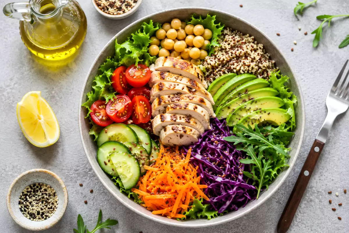 Les ingrédients qui rendront vos salades vraiment rassasiantes (et éviteront le coup de faim de 16h)