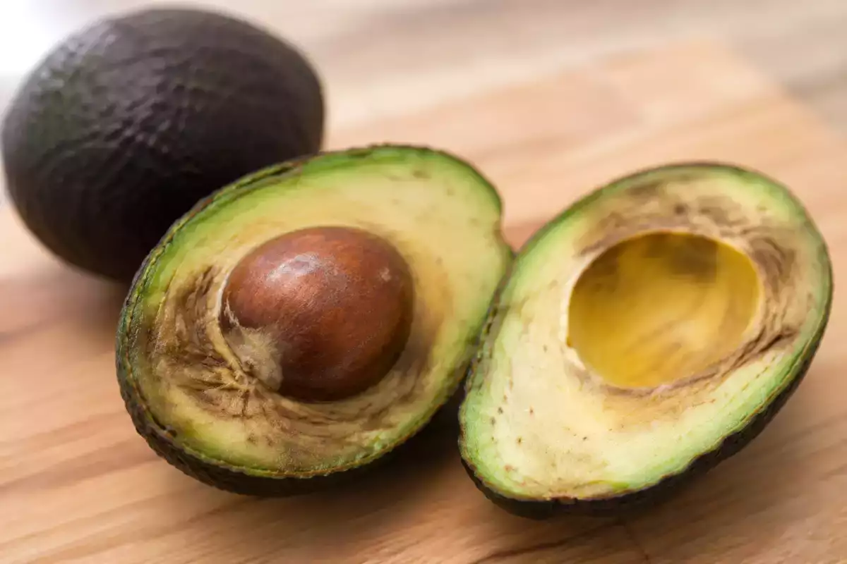 Avocat brun à l’intérieur : est‑ce encore comestible ? Et pourquoi la réponse vous rassurera