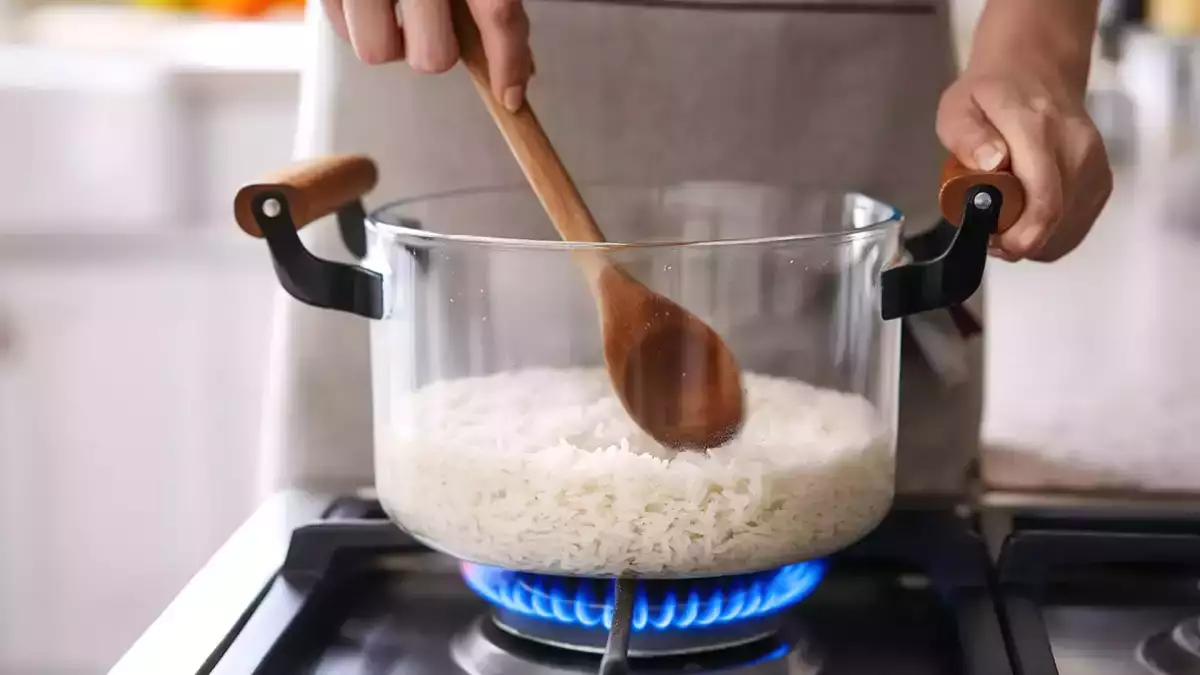 Comment réchauffer du riz sans le rendre sec, dur ou collant ? Les astuces qui changent tout