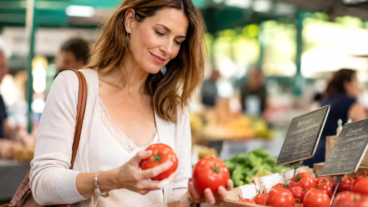 Vos tomates mûrissent trop vite? Voici le geste à faire dès le retour des courses