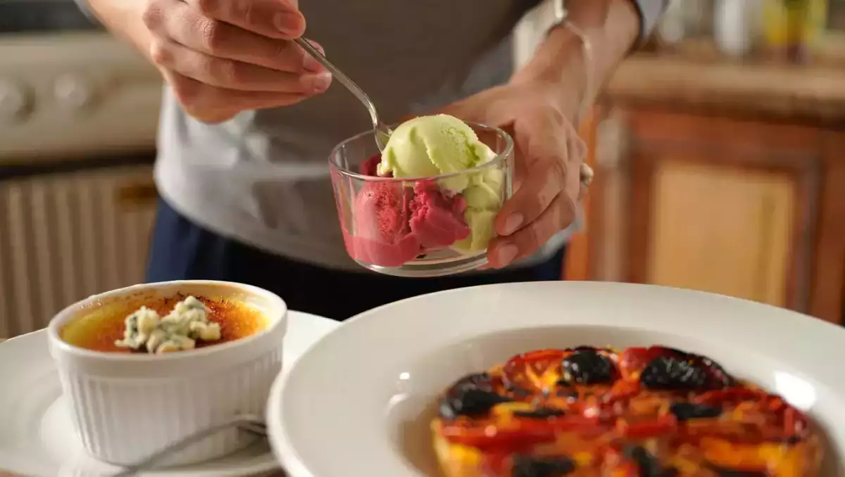 Menu végétarien, 27 juillet : une crème brûlée au roquefort et noix, une tarte tatin de tomates et une glace pastèque-framboises
