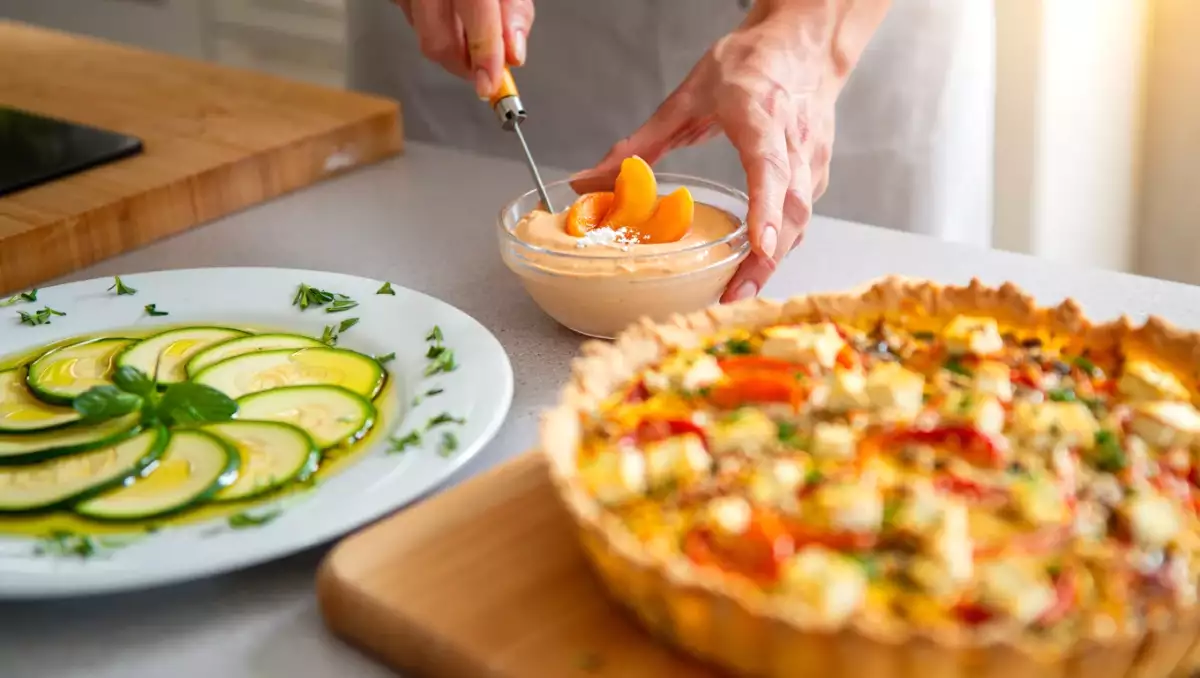 Menu végétarien, 14 juillet : carpaccio de courgettes, quiche tomate-feta et mousse d'abricot