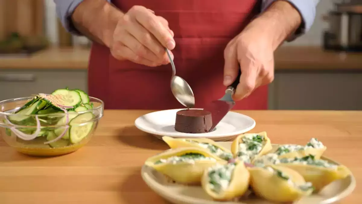 Menu végétarien, 6 juillet : une escapade gourmande avec des concombres marinés, des pâtes farcies et un gâteau fondant