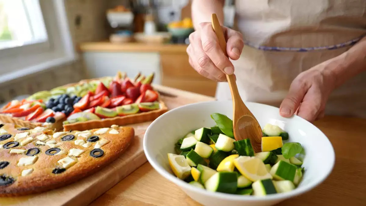 Menu végétarien, 2 juillet :salade de courgettes citron, cake aux olives noires et à la feta et tarte aux fruits