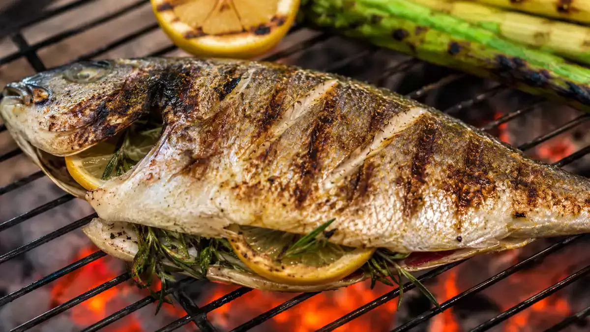 Votre poisson colle toujours au barbecue ? Ces gestes tout simples peuvent tout changer cet été