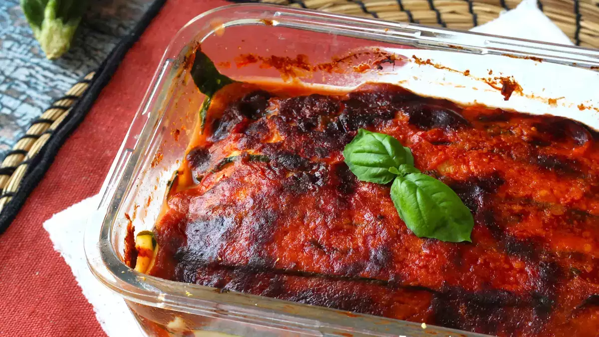 Envie d’un plat fondant sans chauffer toute la cuisine ? Cette parmigiana change la donne!