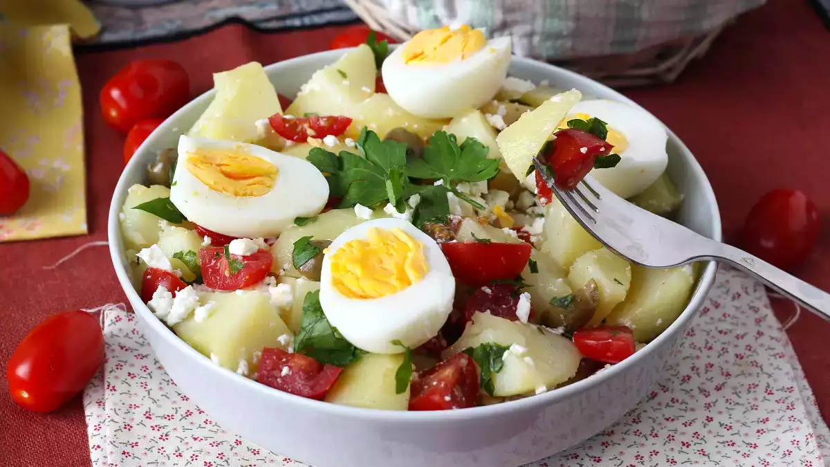 Marre de la salade de pommes de terre classique ? Ces 5 recettes faciles vont réveiller vos repas d’été!
