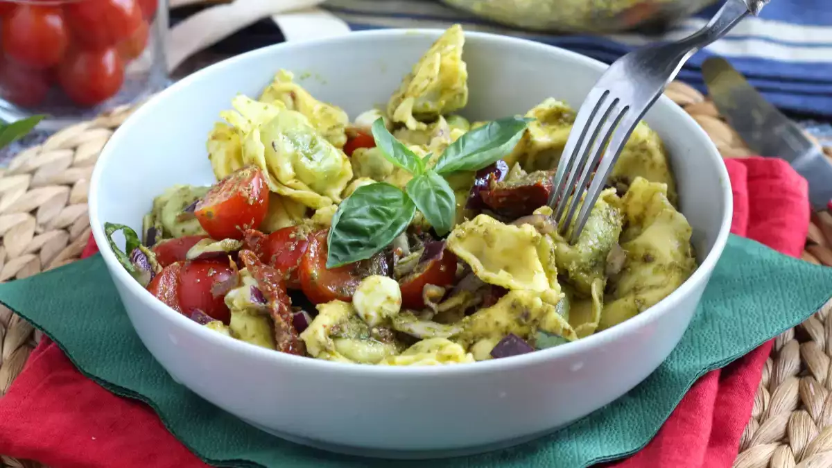 Salade de tortellini : la recette fraîche et facile qui change des pâtes froides classiques