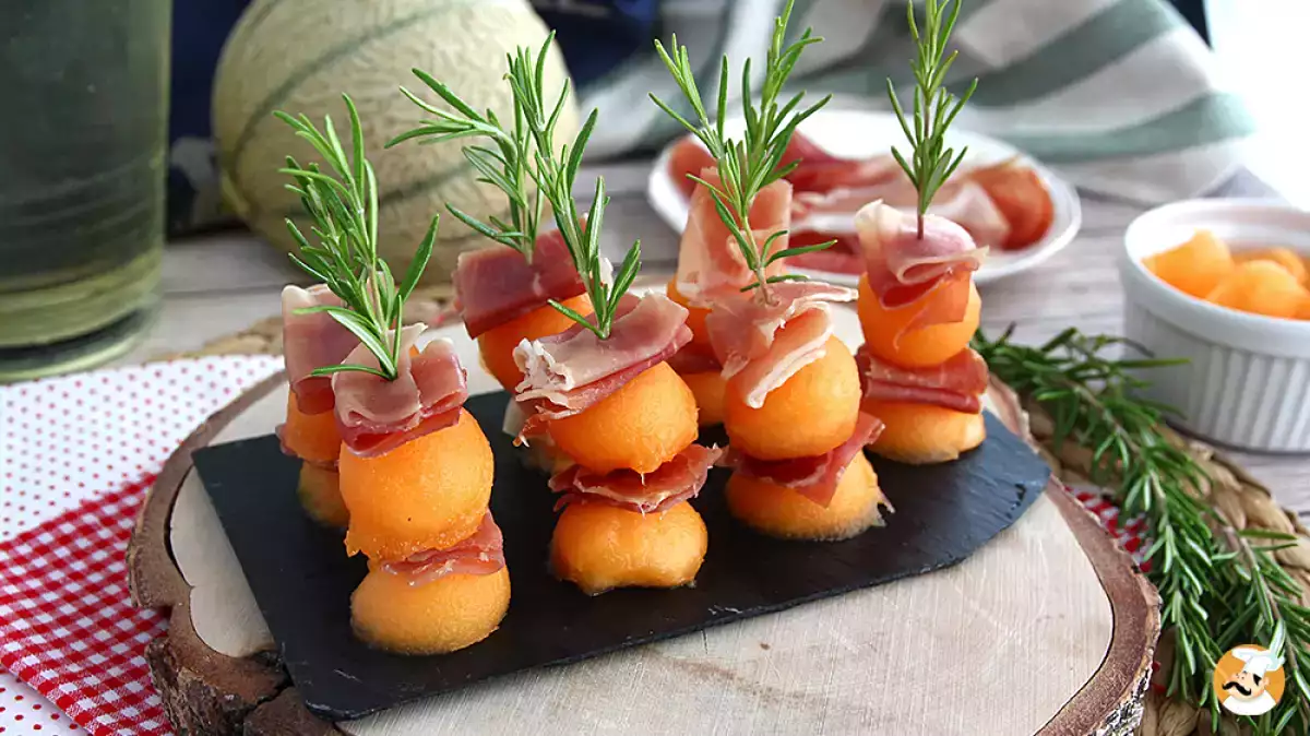 Presque tout le monde sert le jambon-melon de la même façon, mais cette astuce change tout!