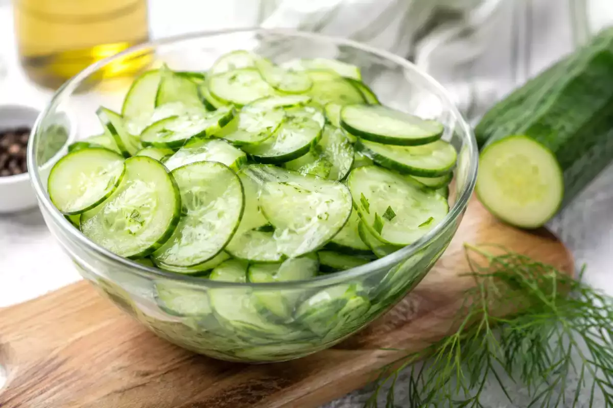 Concombre : l’astuce toute simple pour le rendre plus digeste avant de le servir