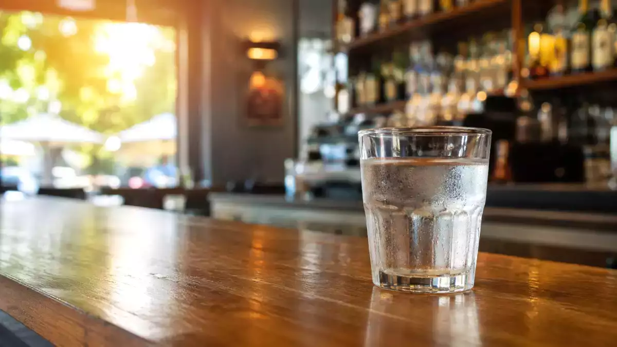 Canicule : un bar est-il obligé de vous offrir un verre d’eau si vous ne consommez rien?