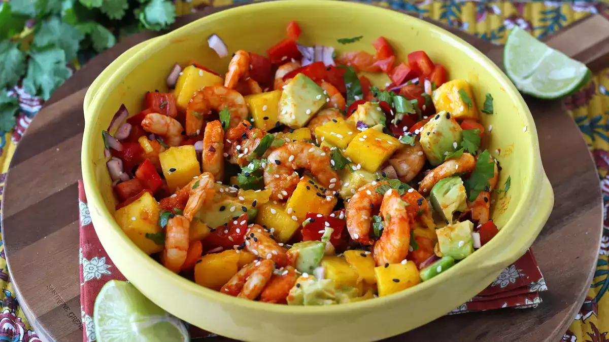 Salade crevettes-mangue: la recette fraîche, colorée et ultra-simple !