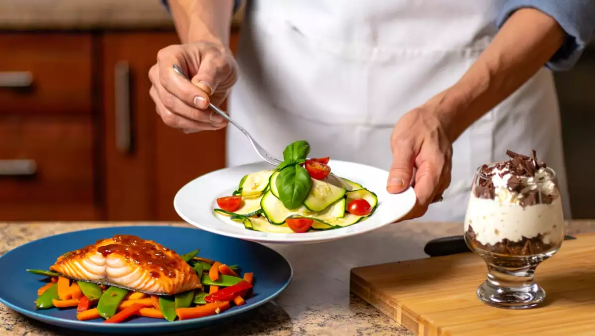 Menu du jour, 31 août : courgettes marinées, saumon laqué et cappuccino glacé