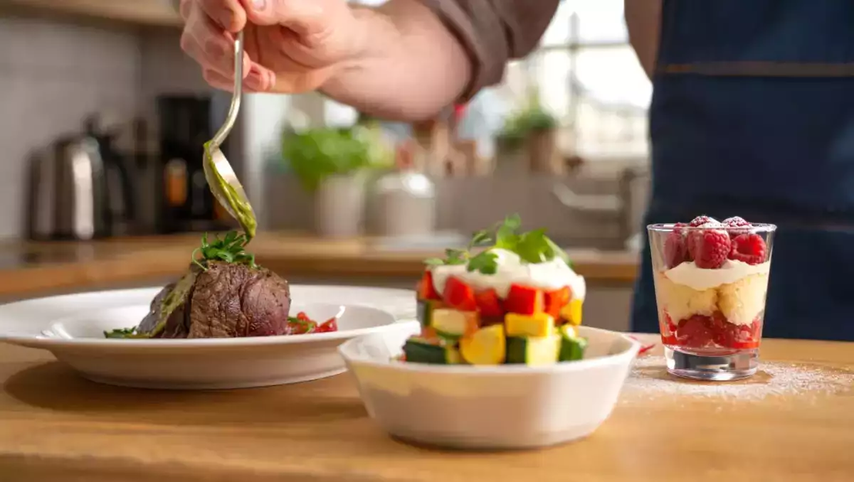 Menu du jour, 27 août : une salade rubik's cube, un filet mignon moelleux et une charlotte aux framboises en verrine