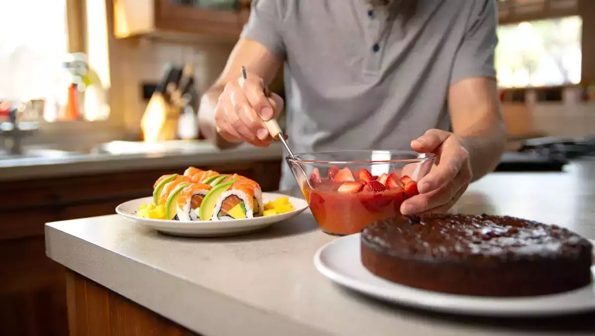 Menu du jour, 1 août : gaspacho aux fraises, sandwich sushi au saumon et fondant au chocolat protéiné