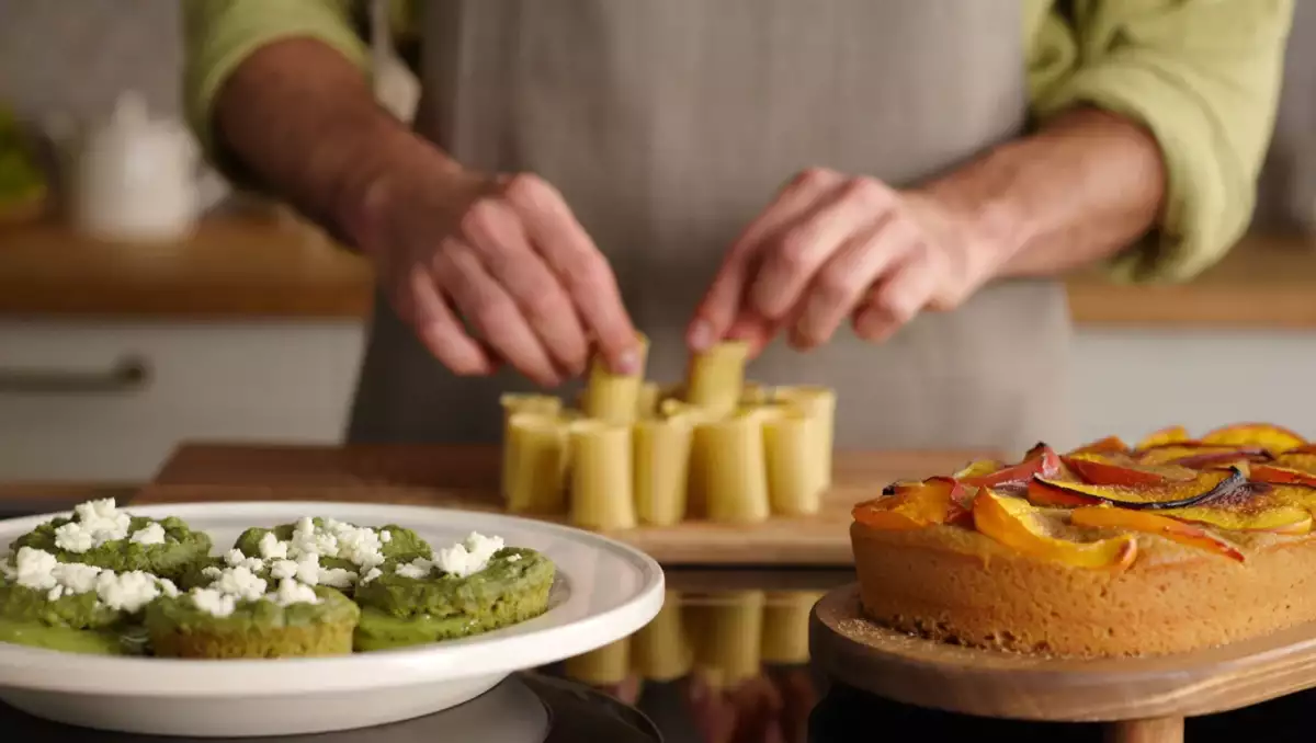 Menu du jour, 3 août : muffins courgette chèvre, conchiglioni farcis à la stracciatella et gâteau renversé à la pêche