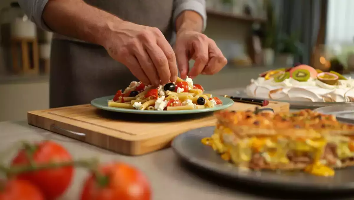 Menu végétarien, 26 août : fraîcheur et couleurs avec une salade de pâtes, des bricks à l'œuf et une pavlova exotique