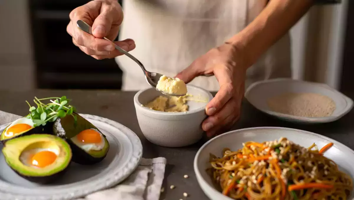 Menu végétarien, 23 août : un festin frais avec œufs à l'avocat, nouilles sautées et granité fruité