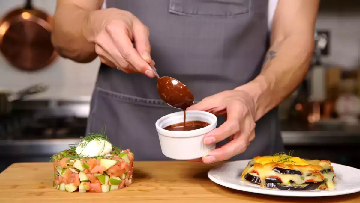 Menu sans gluten, 17 août : Tartare au saumon et pomme verte, gratin d'aubergines à la parmigiana, flan au chocolat