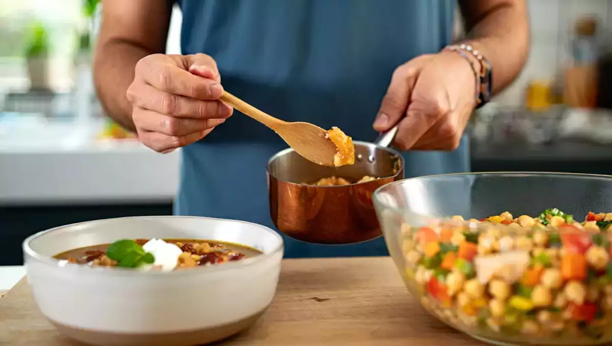Menu sans gluten, 2 août : soupe froide de concombre et menthe, salade de pois chiches à la morue, des abricots rôtis au caramel