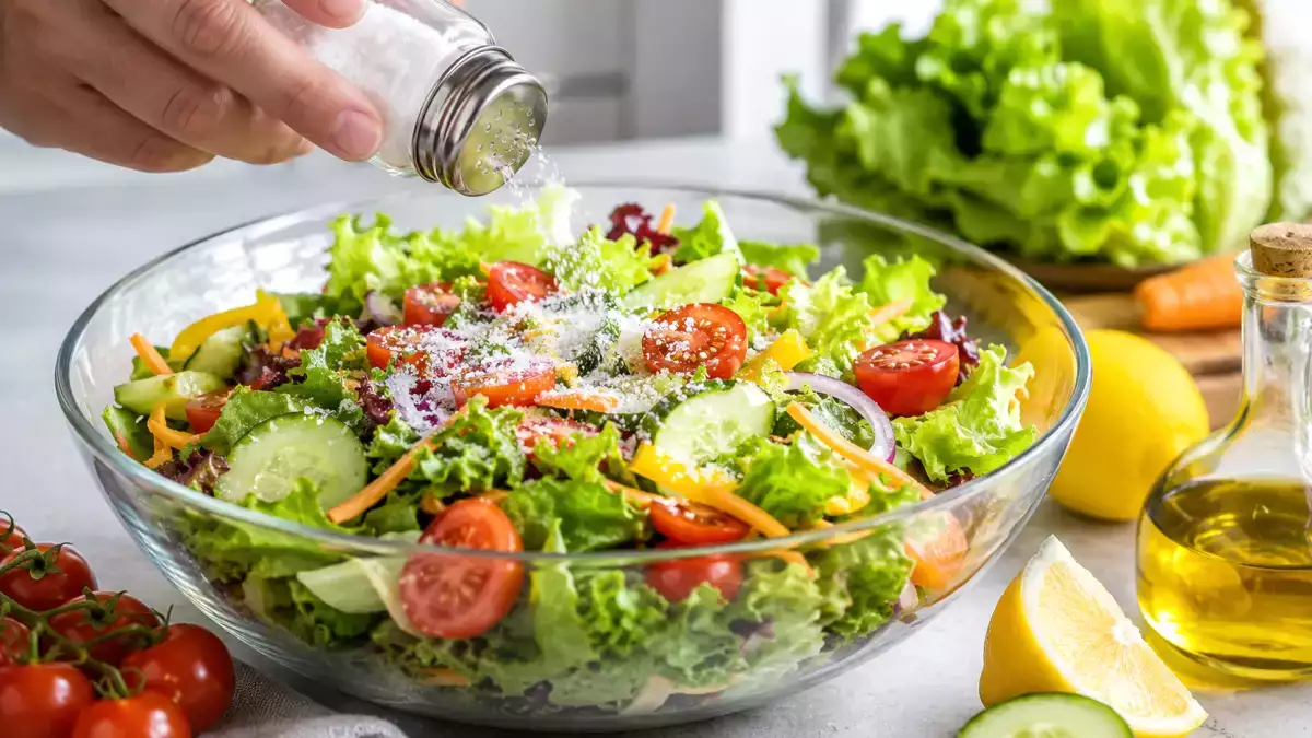Tu as mis trop de sel dans ta salade ? Voici une astuce pour lui redonner un bon goût sans utiliser d'eau !