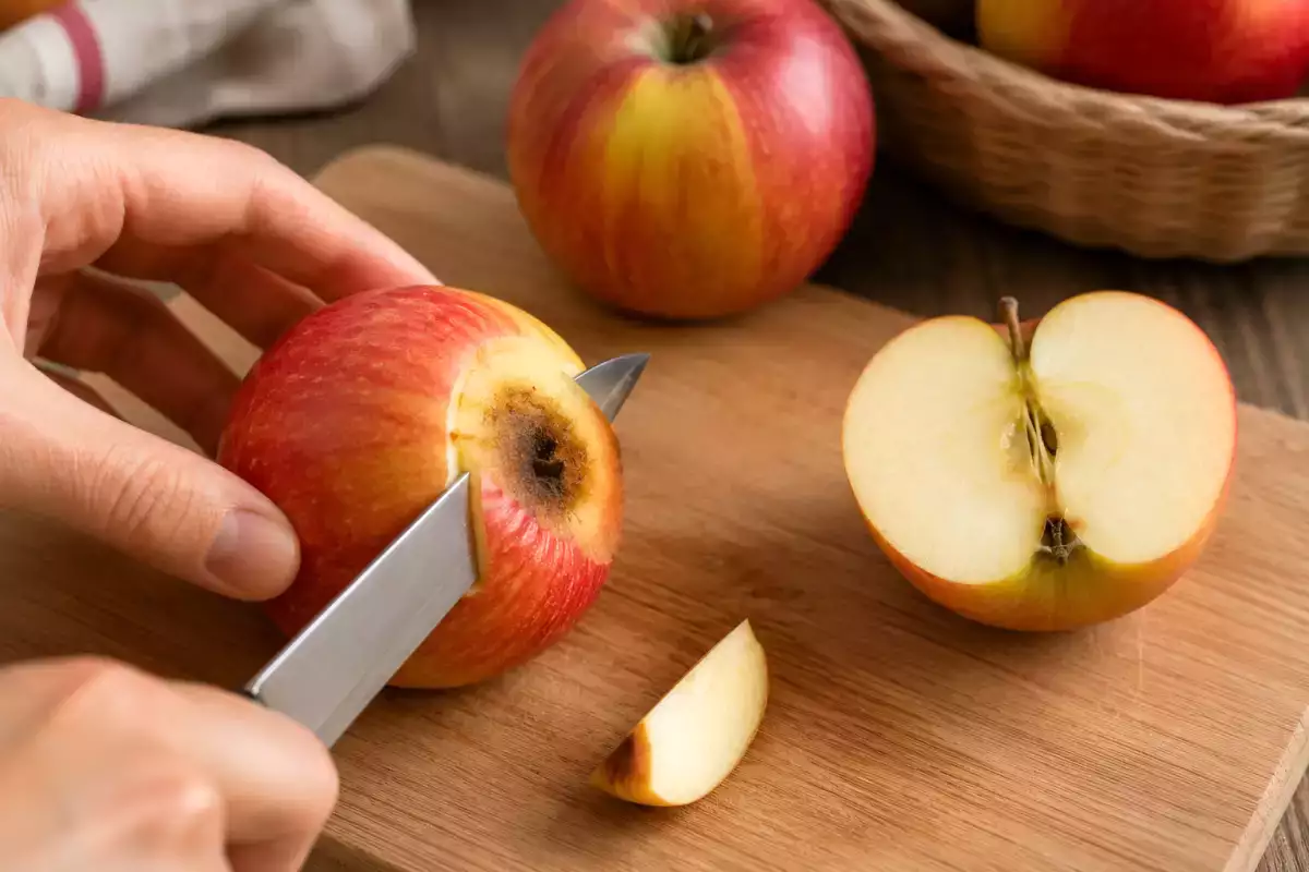 Peut-on manger un fruit moisi après avoir coupé la partie abîmée ?