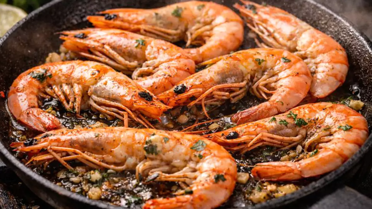 Cuire les crevettes avec leur carapace : pourquoi c’est souvent meilleur