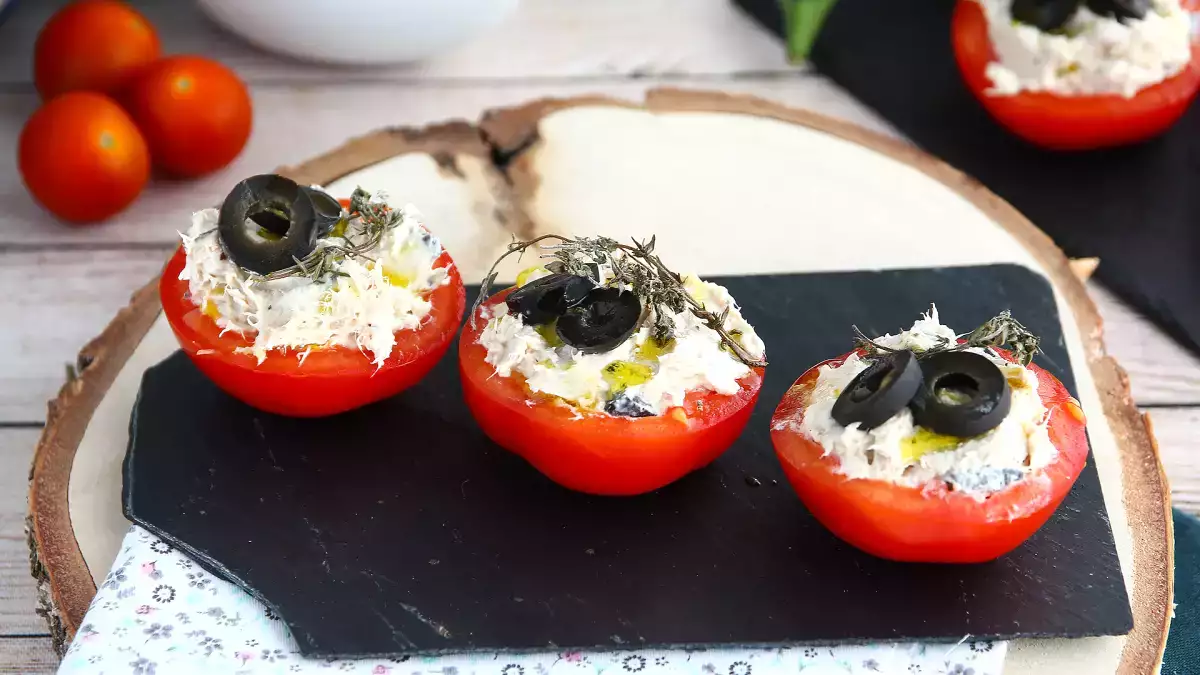 Thon, taboulé, chèvre : 7 idées pour farcir ses tomates en évitant la cuisson !