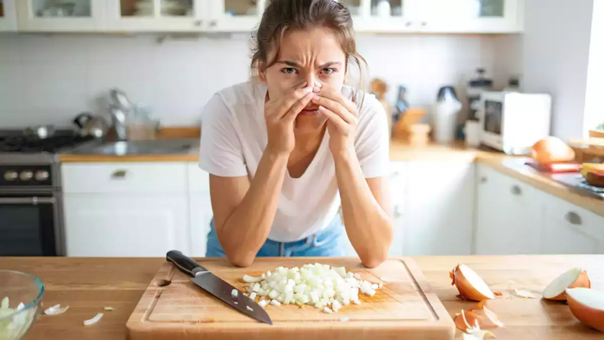 Odeur d’oignon sur les mains : l’astuce simple pour s’en débarrasser rapidement
