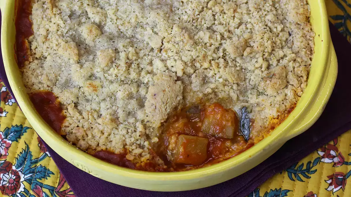 Ce crumble de ratatouille se prépare à l’avance et se mange aussi bien chaud que froid !