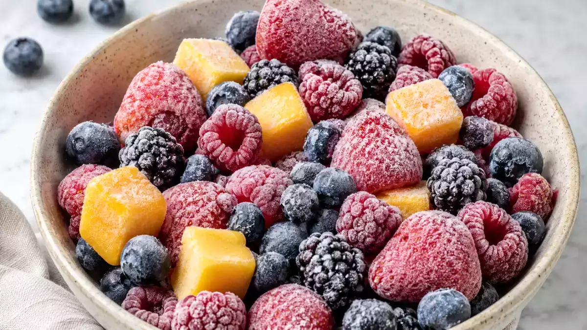 Un fruit surgelé est-il forcément sans risque ? Ce que la congélation ne détruit pas
