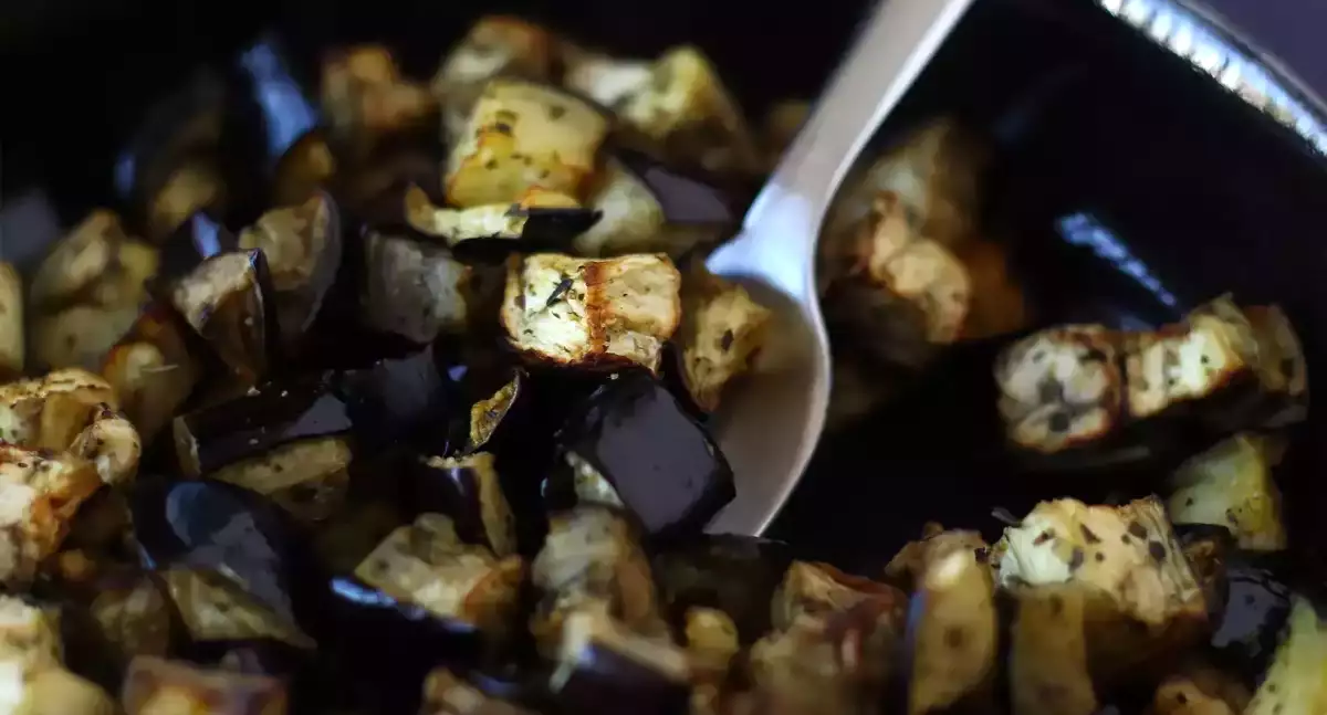 Aubergines qui absorbent l’huile : l’erreur à éviter avant la cuisson