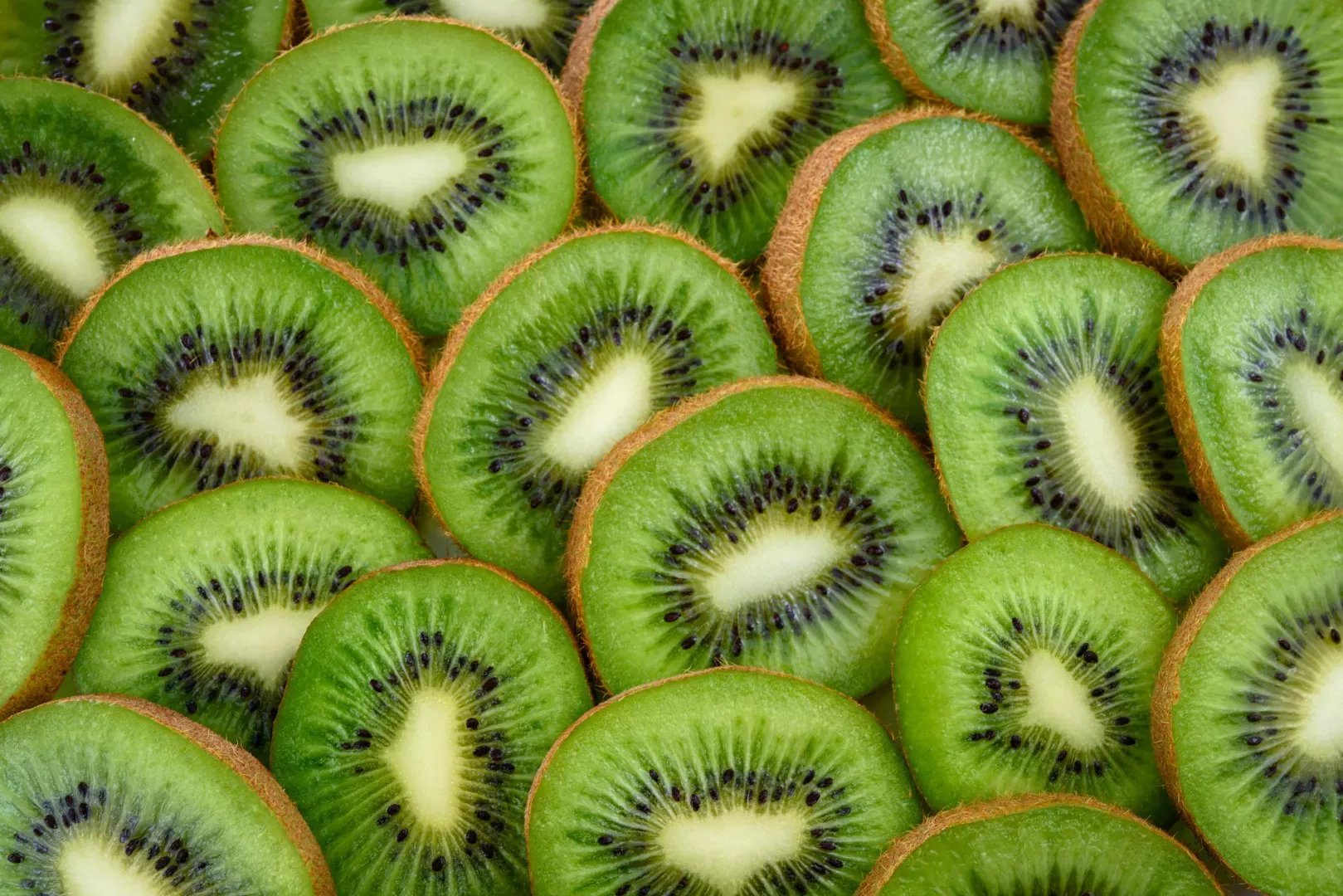 Découvrez les vertus insoupçonnées du kiwi, pour une santé éclatante !