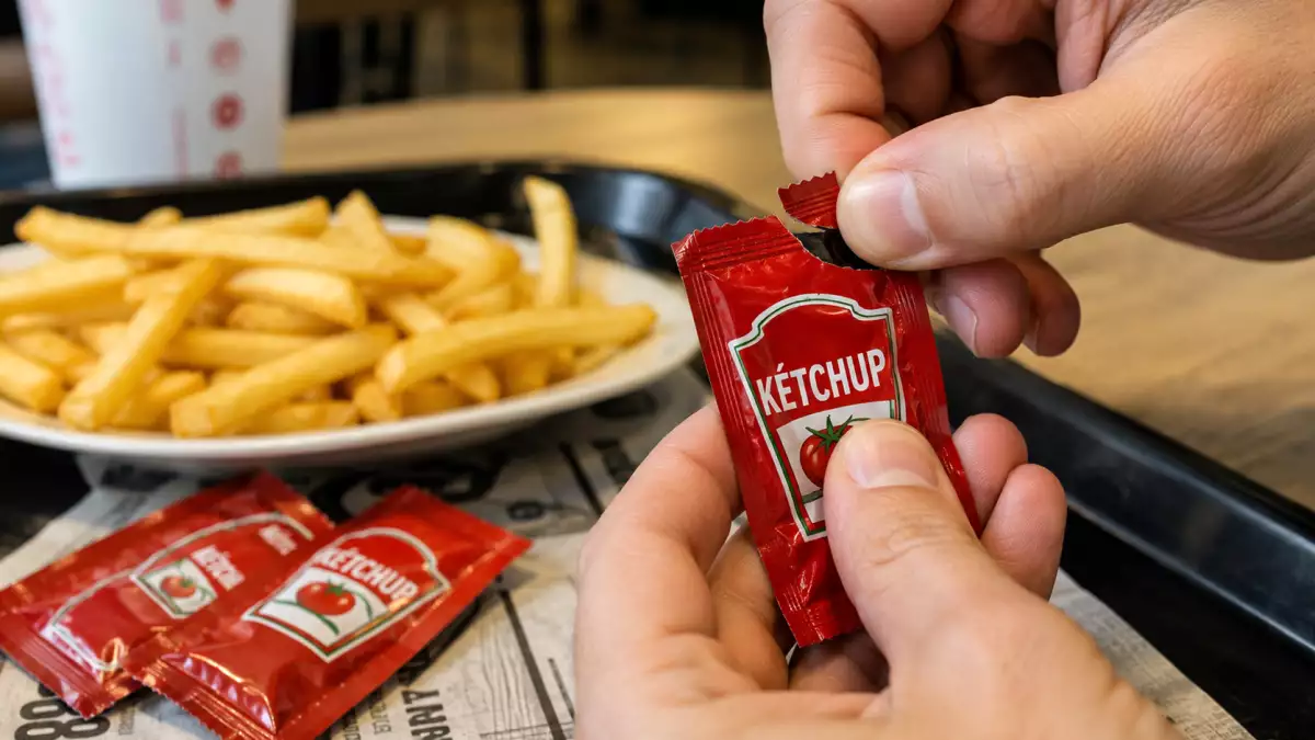 Les sachets de ketchup vont-ils vraiment disparaître des restaurants ?