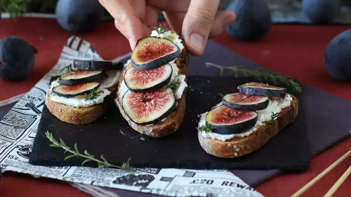 Bruschetta aux figues, miel et fromage frais : l’idée chic et facile pour l’apéritif